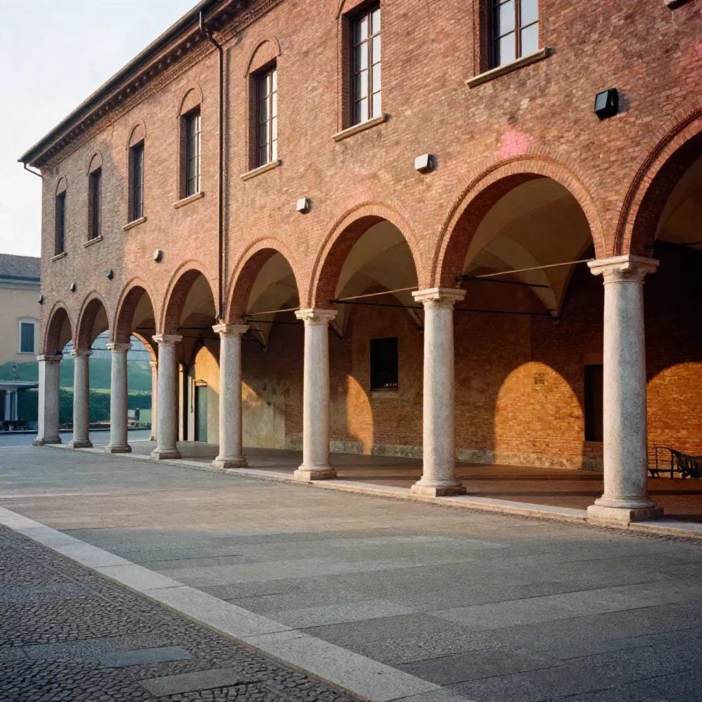 Portici di Bologna in pietra e mattoni con colline velate e piazza calma in basso